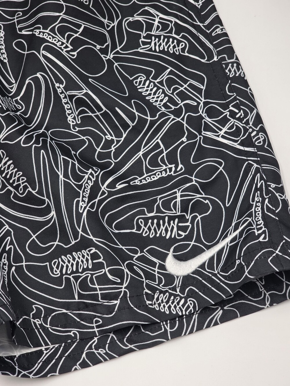 Nike boys' sneaker print volley shorts size L - Picture 2 of 4